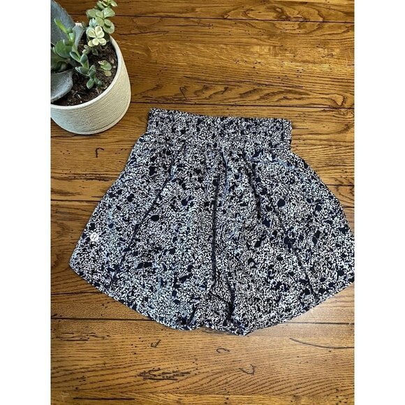 LULULEMON Tracker Short Low-Rise LR 4” Lined Size 2 - Picture 1 of 5